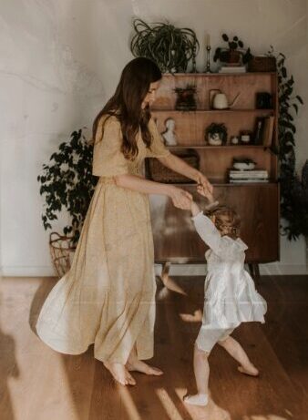 Terapia familiar, madre e hija trabajando