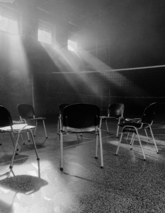 Fotografía de sillas iluminadas en un colegio