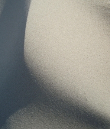 Sombras en pared beis